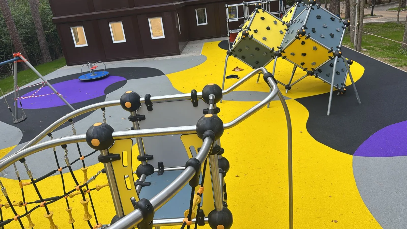 Как убирать снег с резинового покрытия?